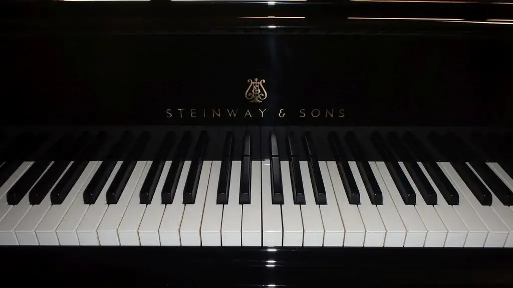 Ile waży fortepian Steinway? Zaskakujące różnice między modelami