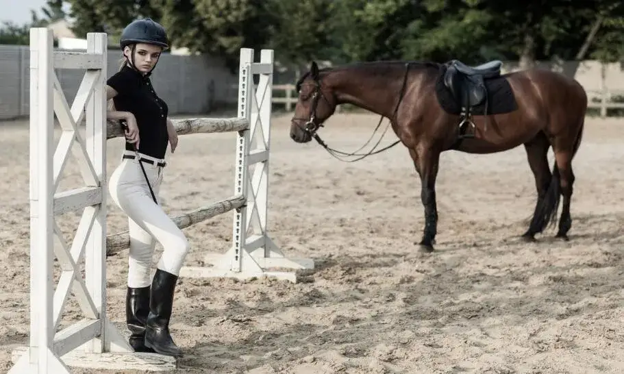 Plastron jeździecki - kluczowy element eleganckiego stroju jeździeckiego