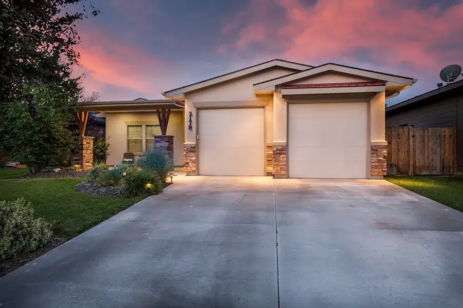Jaką lampę do oświetlenia podwórka wybrać, aby uniknąć błędów?