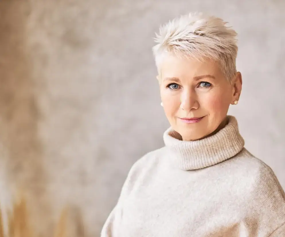 Jaki kolor włosów po 60-tce? 8 najlepszych wyborów dla seniorów