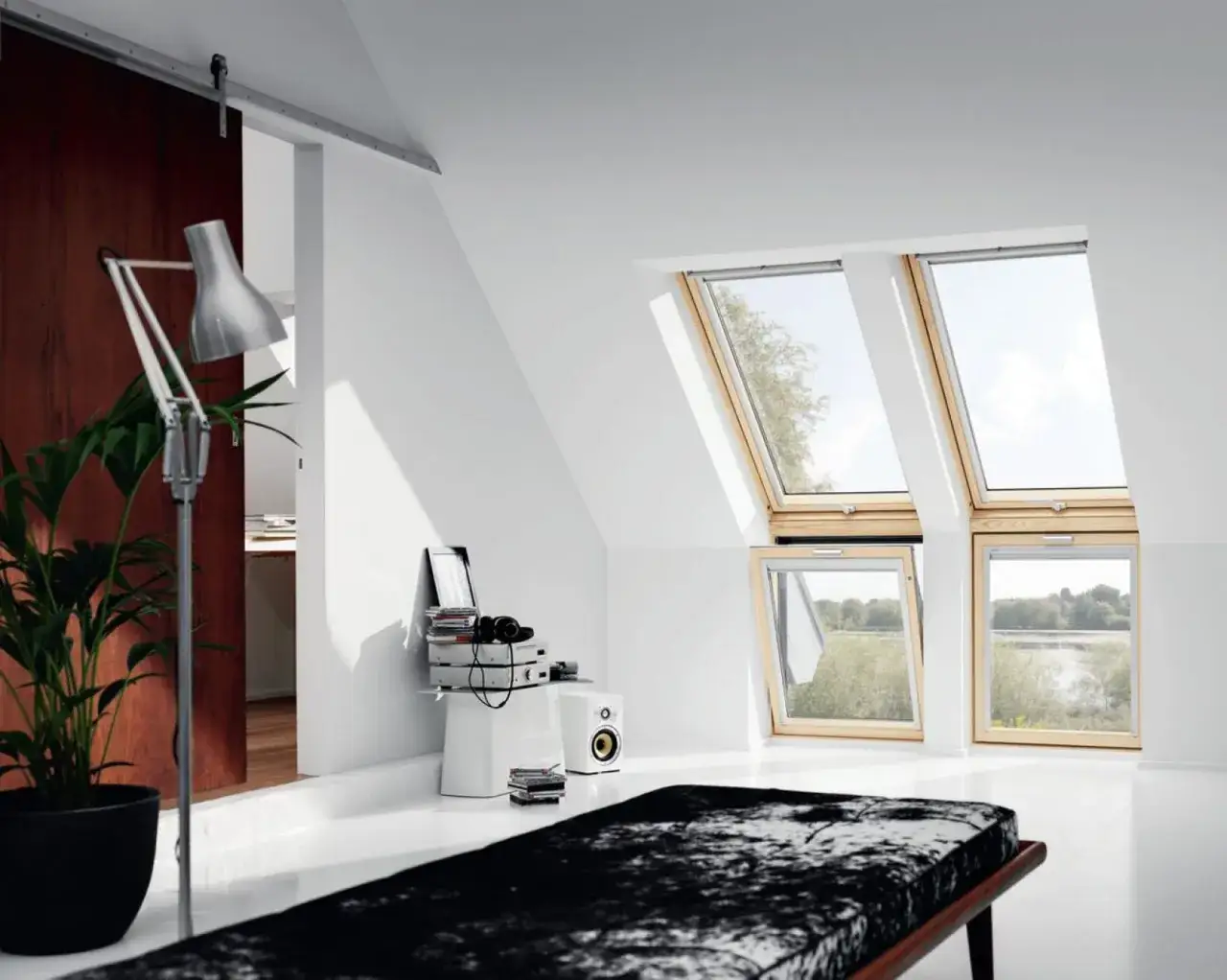 Najlepsze rozwiązania na okna na poddaszu - przegląd i porady
