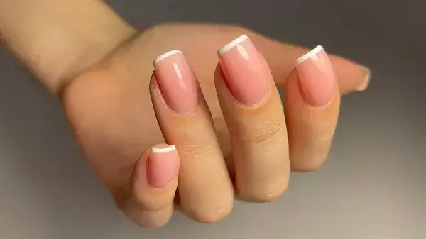Ile kosztuje french manicure? Zobacz, co wpływa na ceny w salonach