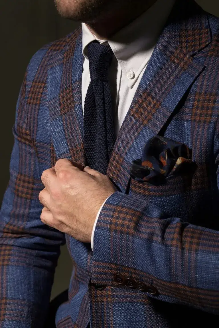 Jak dobrać idealny krawat do marynarki w kratę – unikaj błędów w stylizacji