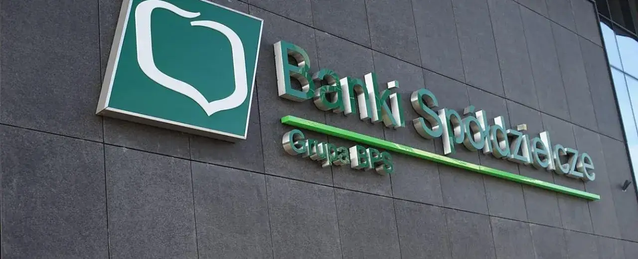 Który bank wprowadza ujemne oprocentowanie i co to oznacza dla oszczędności?