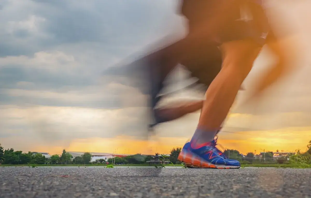Jak biegać szybko i się nie męczyć: skuteczne techniki i porady