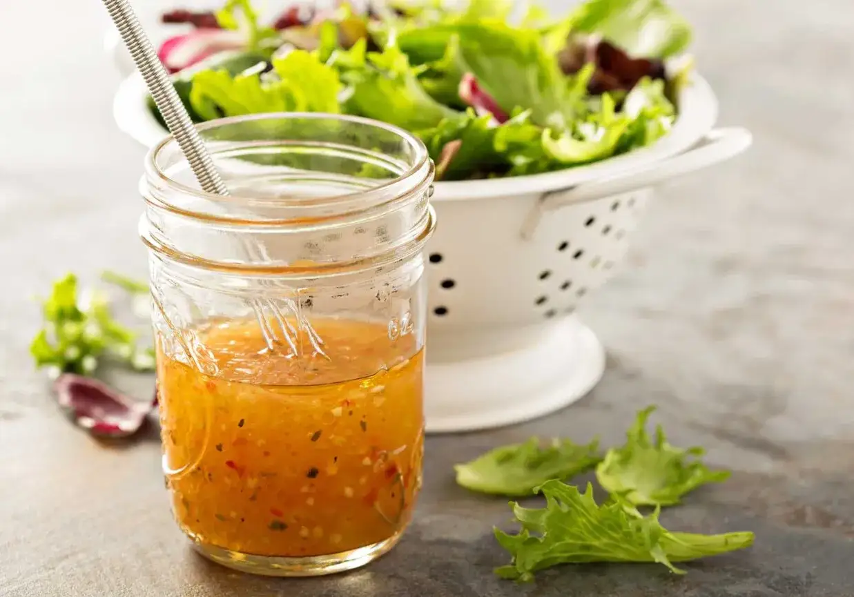 Jaki sos do sałatki? Odkryj najlepsze przepisy i pomysły na dressingi
