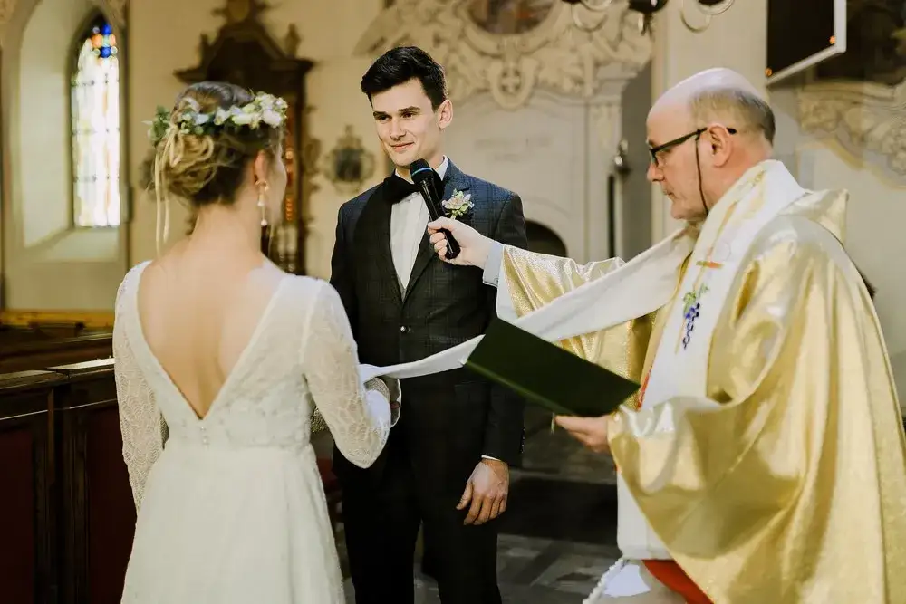 Kiedy iść do księdza przed ślubem – harmonogram, dokumenty i praktyczne porady