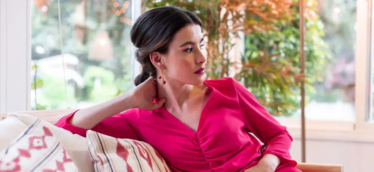 Cómo combinar un vestido fucsia para lucir espectacular en cualquier ocasión