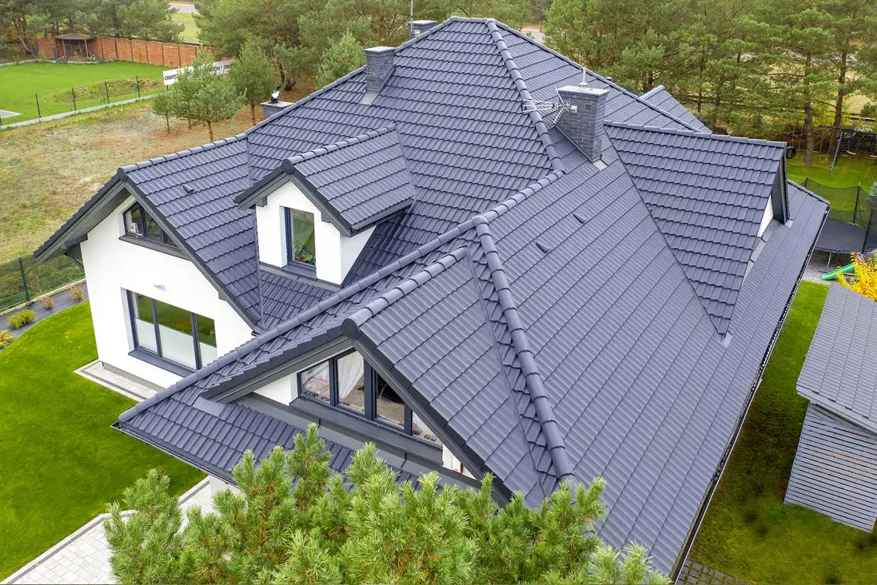 Jaką dachówkę ceramiczną wybrać, aby uniknąć błędów i zwiększyć trwałość dachu