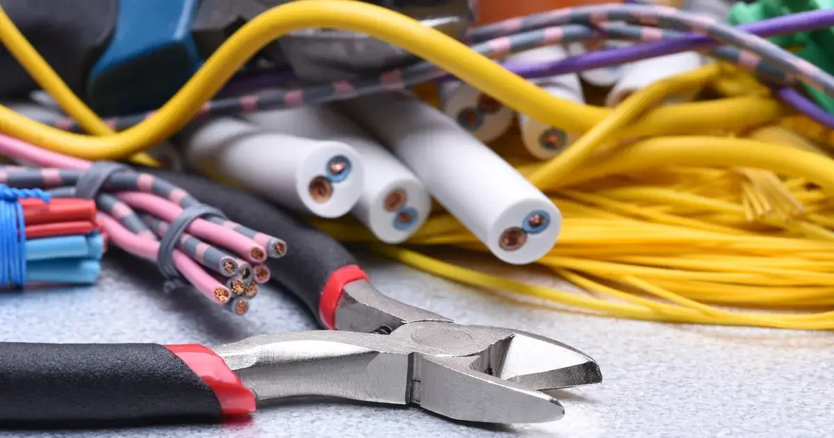 Jak zrobić prąd na działce - uniknij kosztownych błędów i formalności