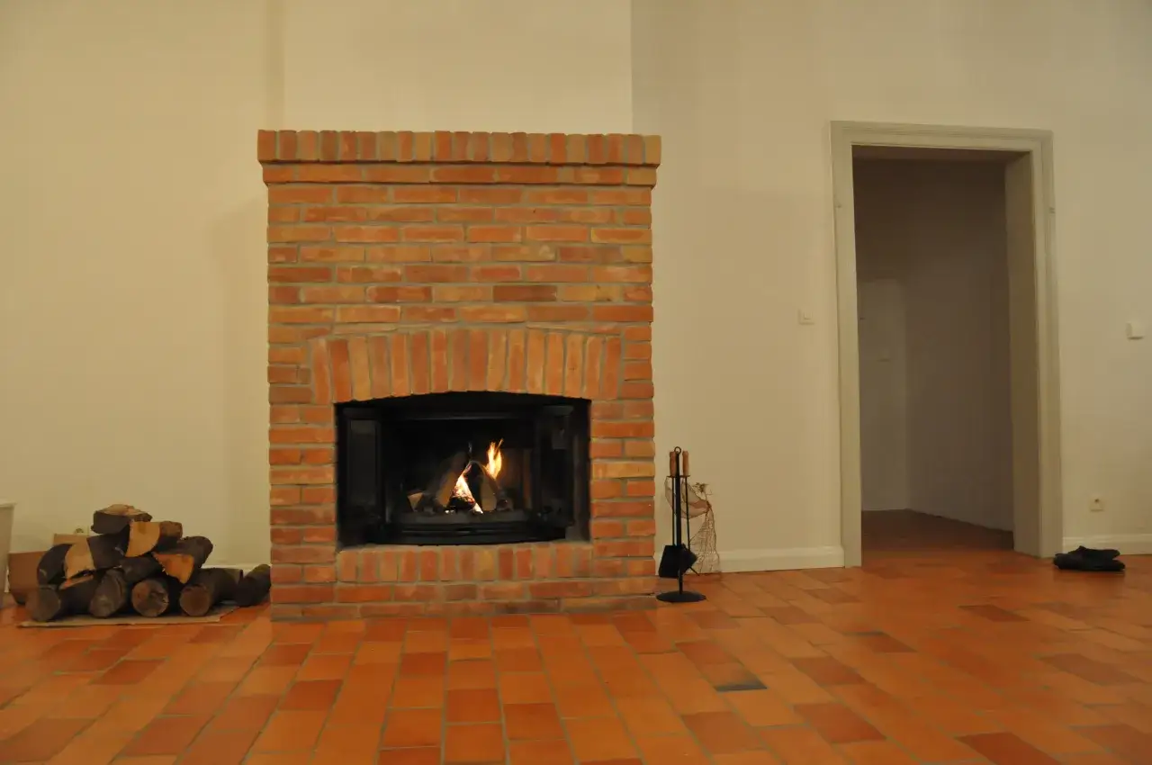 Jaka cegła na kominek? Odkryj najlepsze opcje i uniknij błędów