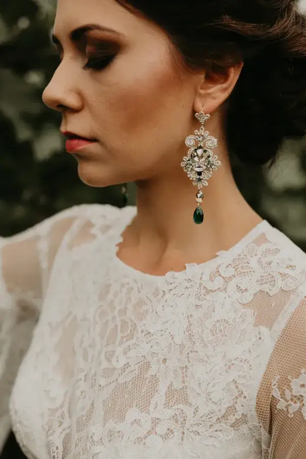 Jak dobrać biżuterię do koronkowej sukni ślubnej, by podkreślić jej urok