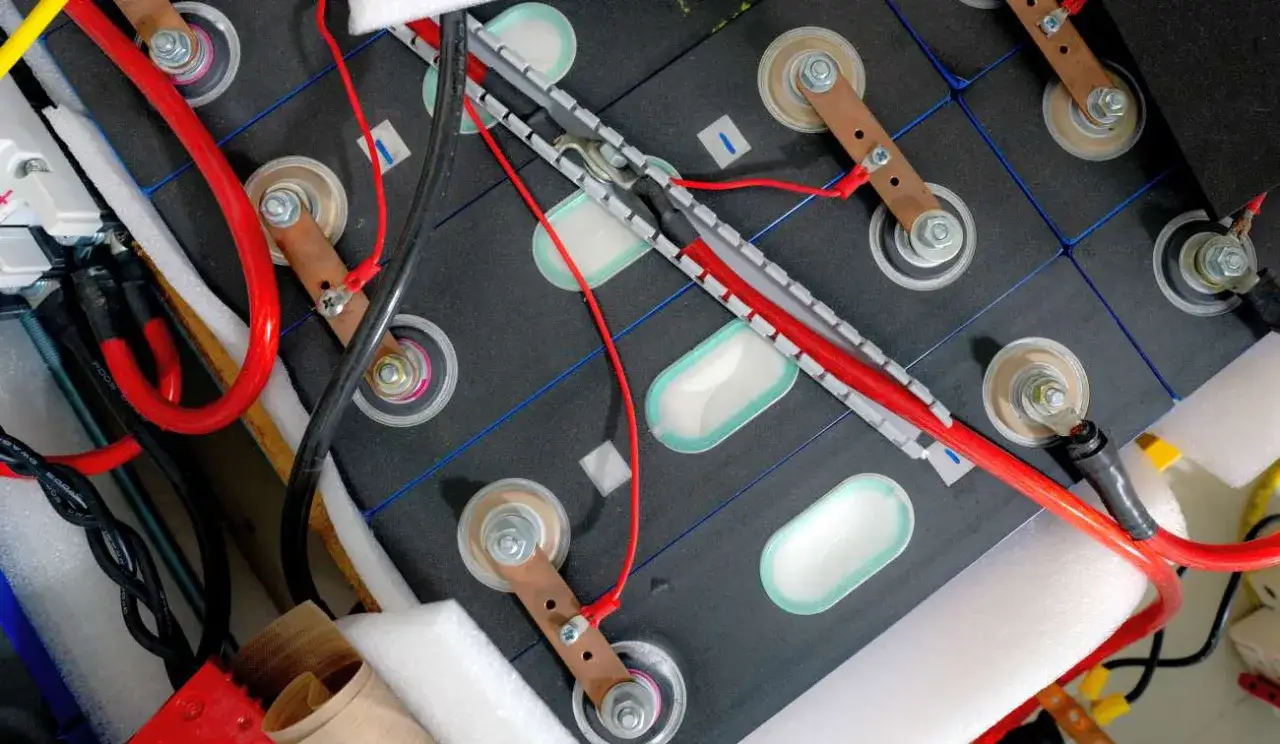 Ile kosztuje bateria do samochodu elektrycznego? Zaskakujące ceny i fakty