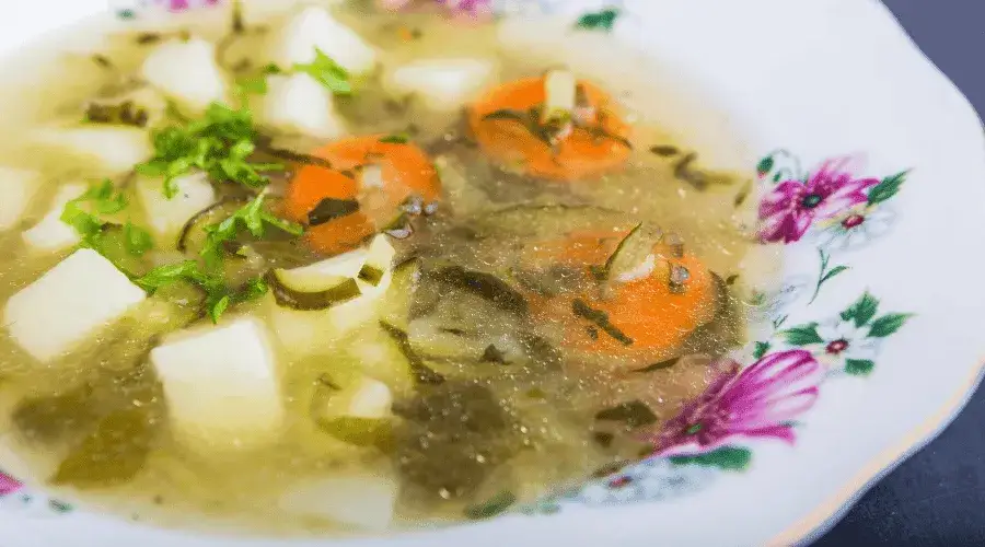 Jakiej przyprawy nie wolno dodawać do zupy ogórkowej, aby nie zepsuć smaku