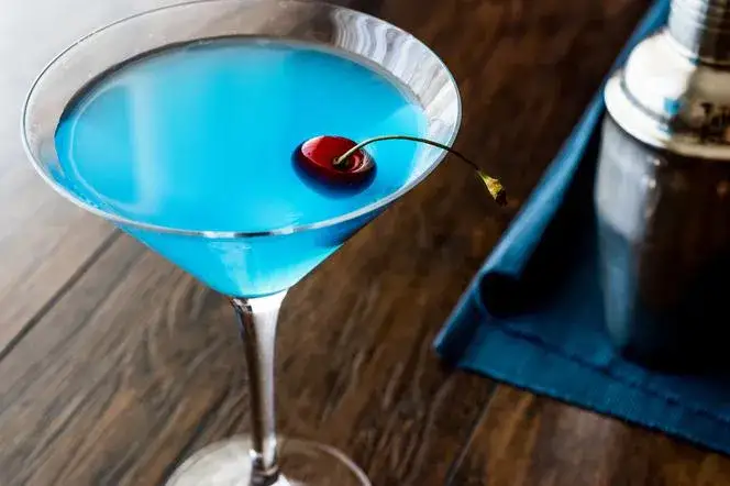 Jak przygotować znakomity drink Blue Moon - przepis i porady