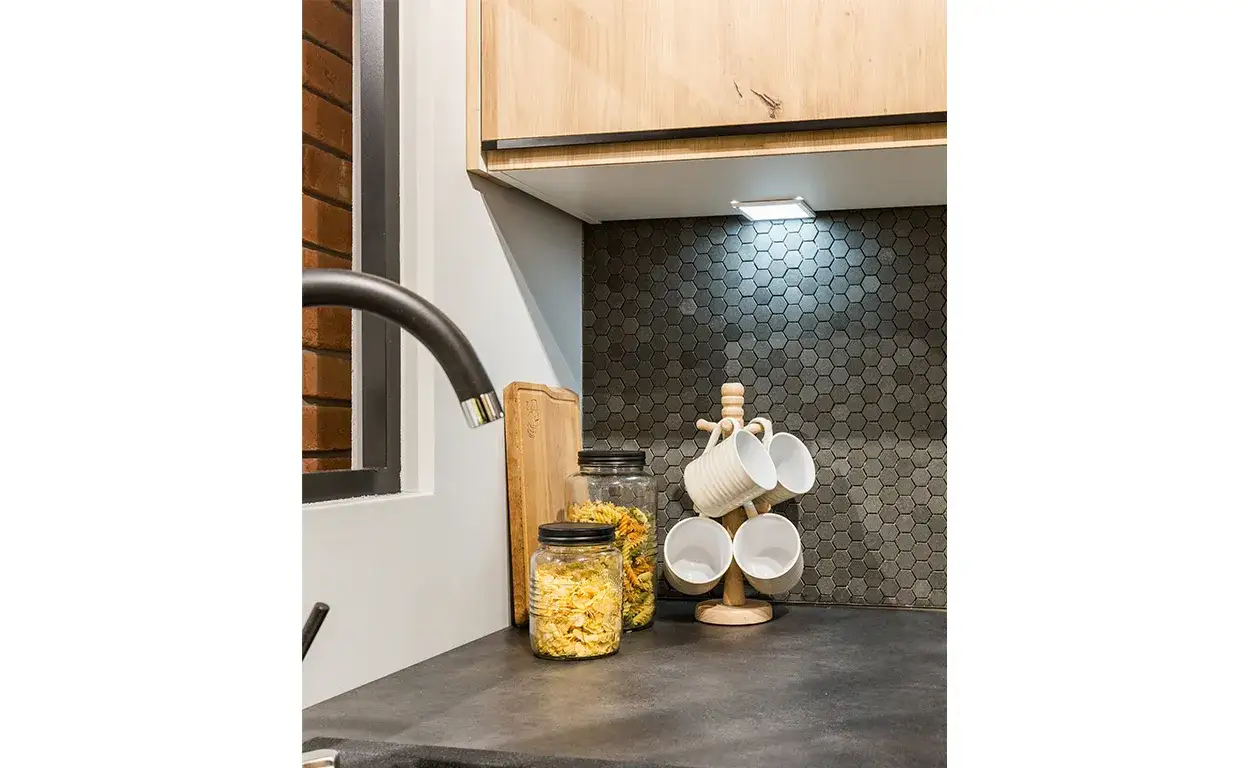 Jak zrobić oświetlenie pod szafkami w kuchni i uniknąć błędów