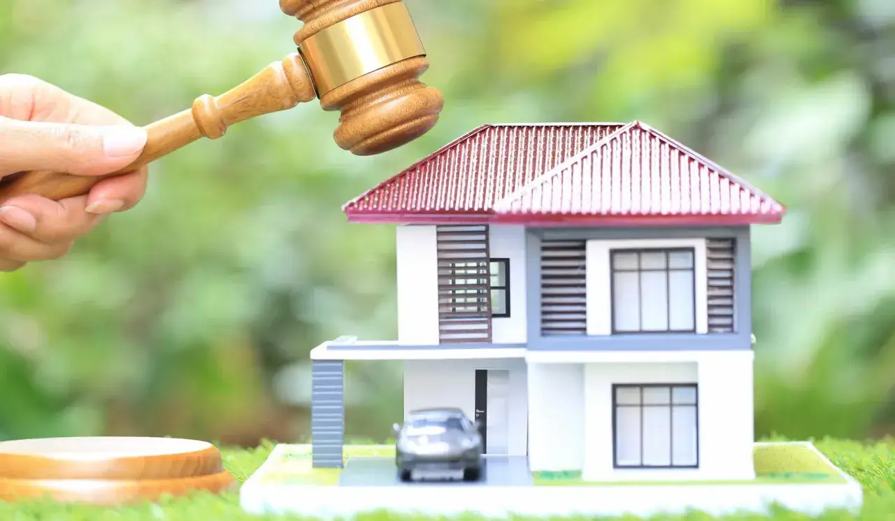 Czy komornik może zlicytować mieszkanie z hipoteką? Sprawdź swoje prawa