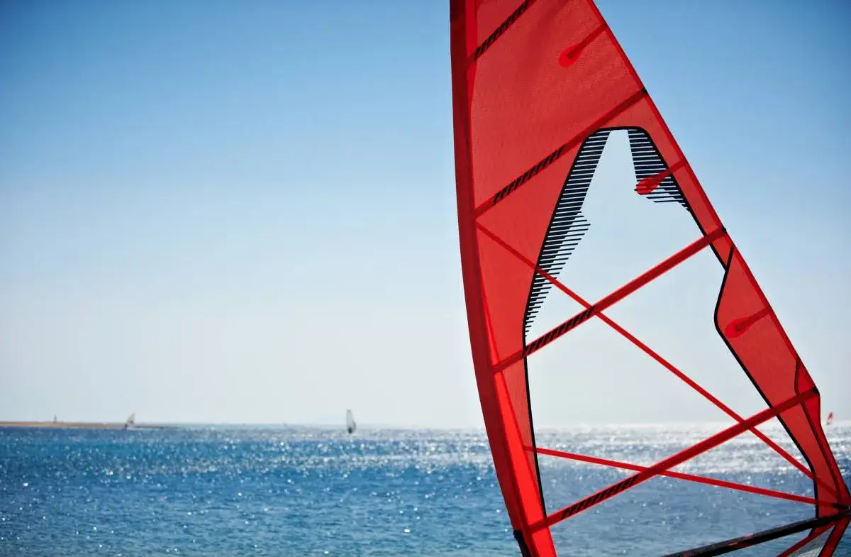 Jak dobrać żagiel do windsurfingu, aby uniknąć nieprzyjemności na wodzie