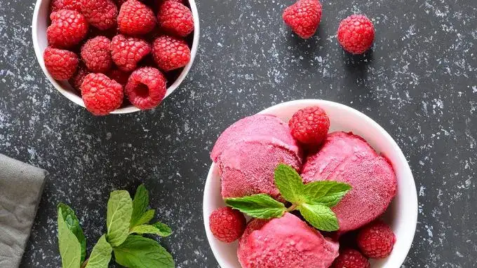 Jak zrobić sorbet malinowy - prosta receptura, która zachwyci smakami