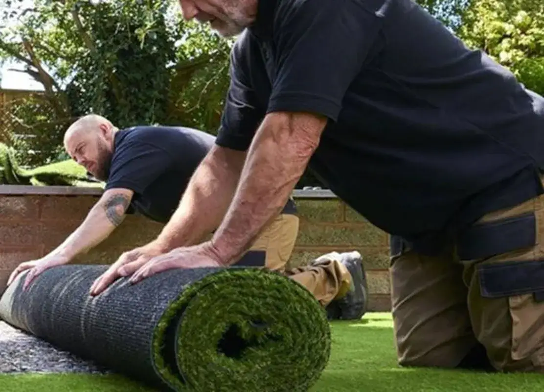 Jak skutecznie przykleić sztuczną trawę do betonu i uniknąć problemów