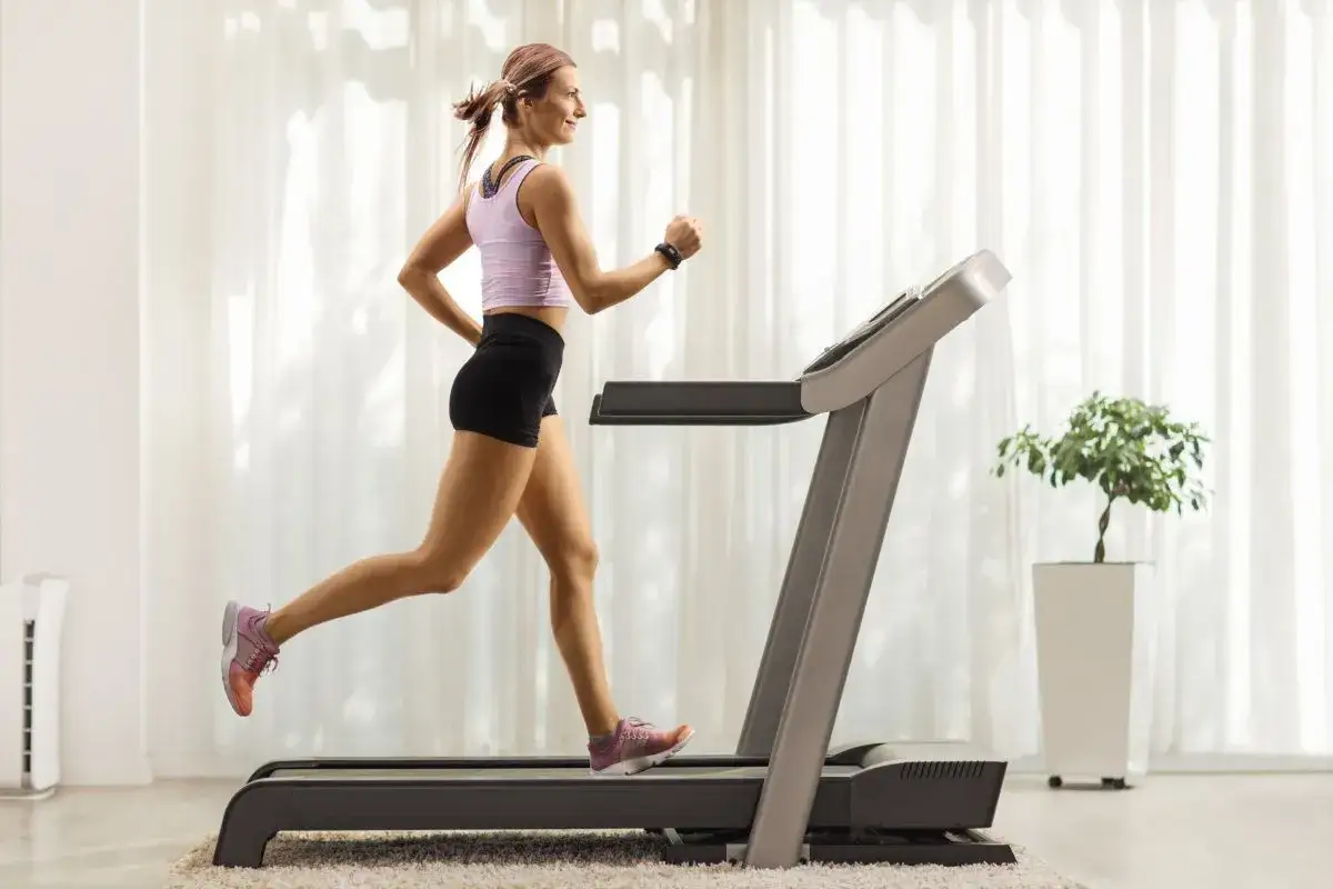 Bieżnia na co pomaga? Korzyści dla zdrowia, kondycji i redukcji stresu