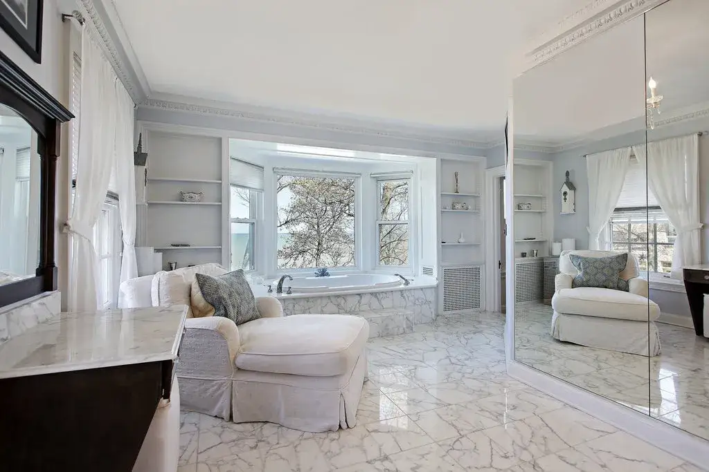 Jak wybrać żyrandol do łazienki, który nie zawiedzie i ozdobi wnętrze