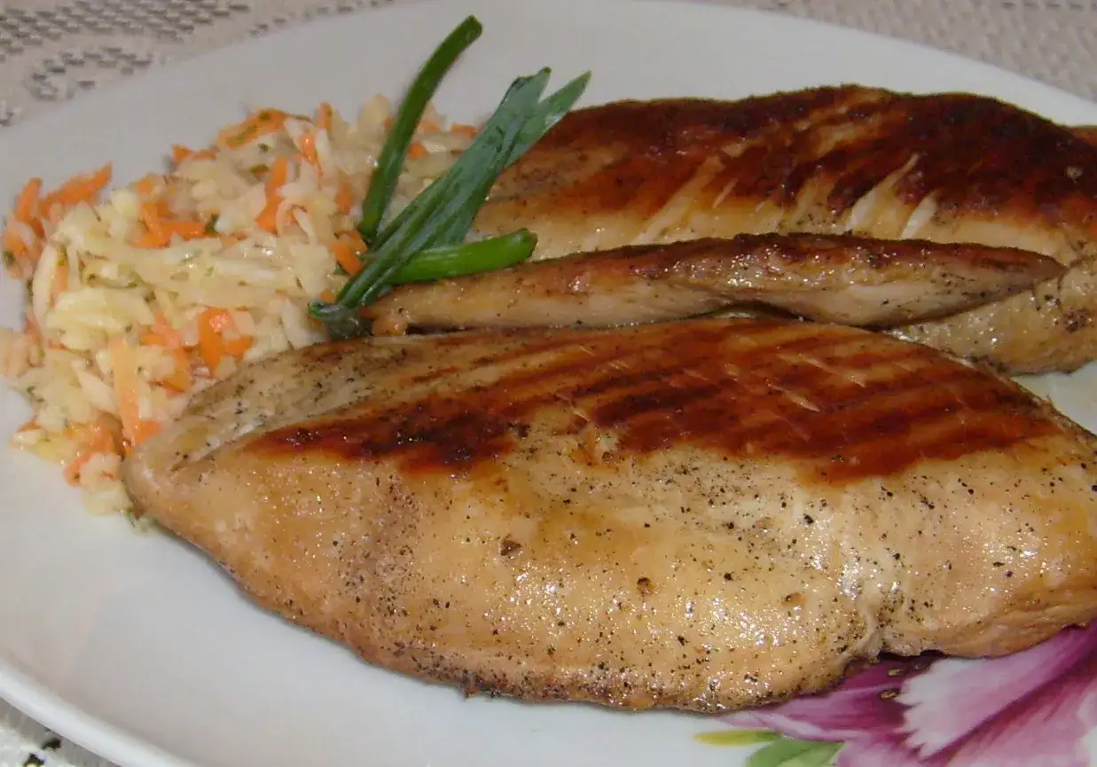 Ile marynować kurczaka, aby uzyskać idealny smak i soczystość?