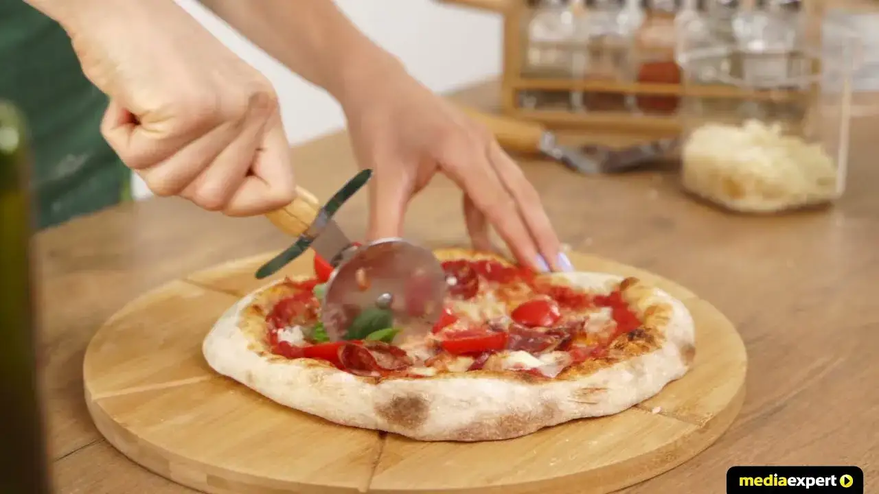 Ile piec pizze na kamieniu? Odkryj idealny czas pieczenia dla każdej grubości ciasta