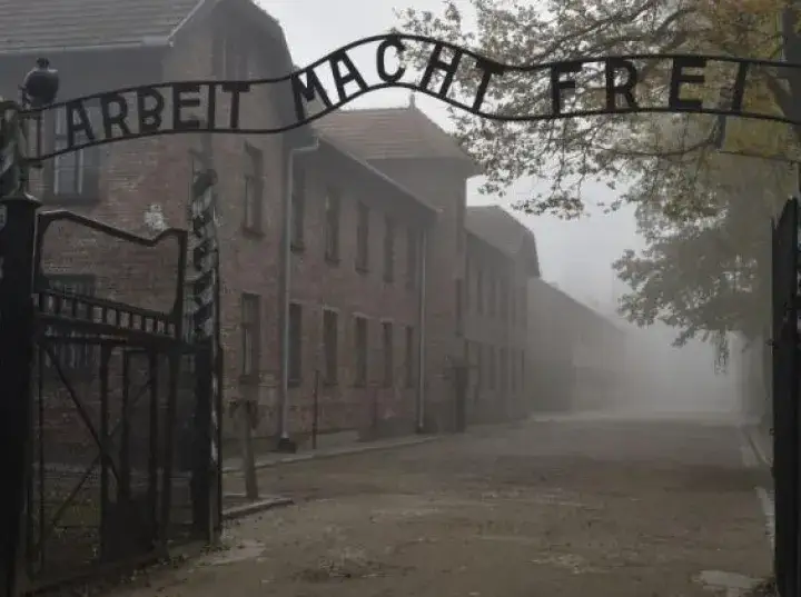 Ile osób uciekło z Auschwitz? Szokujące historie i statystyki