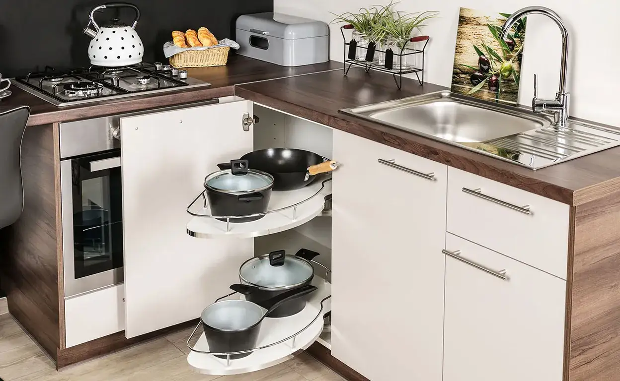 Jak ustawić szafki w kuchni, aby uniknąć chaosu i zyskać przestrzeń