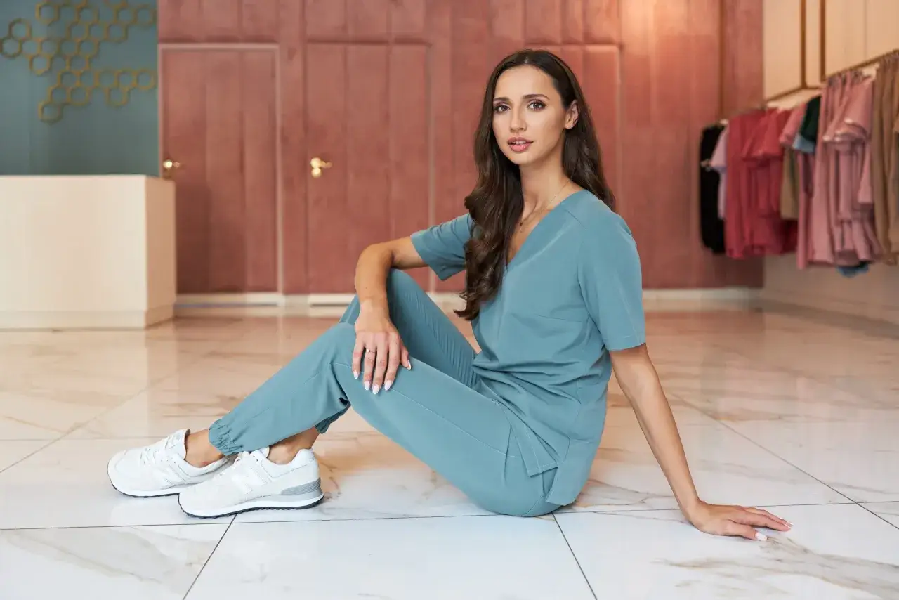 Spodnie ze streczem co to znaczy i dlaczego warto je nosić