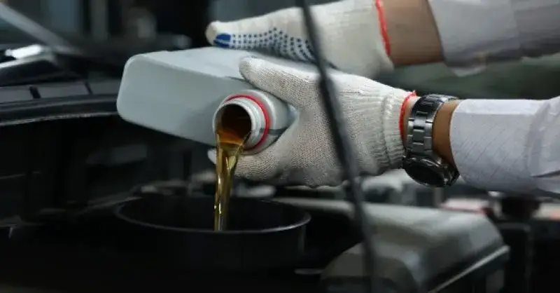 Ile kosztuje dynamiczna wymiana oleju? Sprawdź, co wpływa na cenę