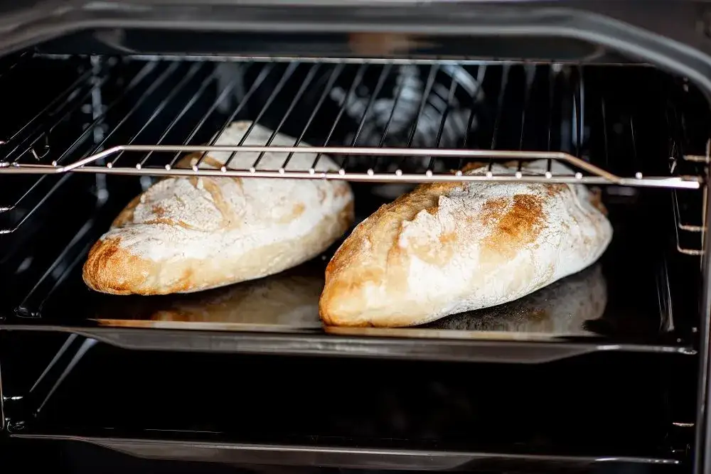 Jak długo piec chleb w piekarniku? Sprawdź, by uniknąć błędów i cieszyć się idealnym pieczywem!