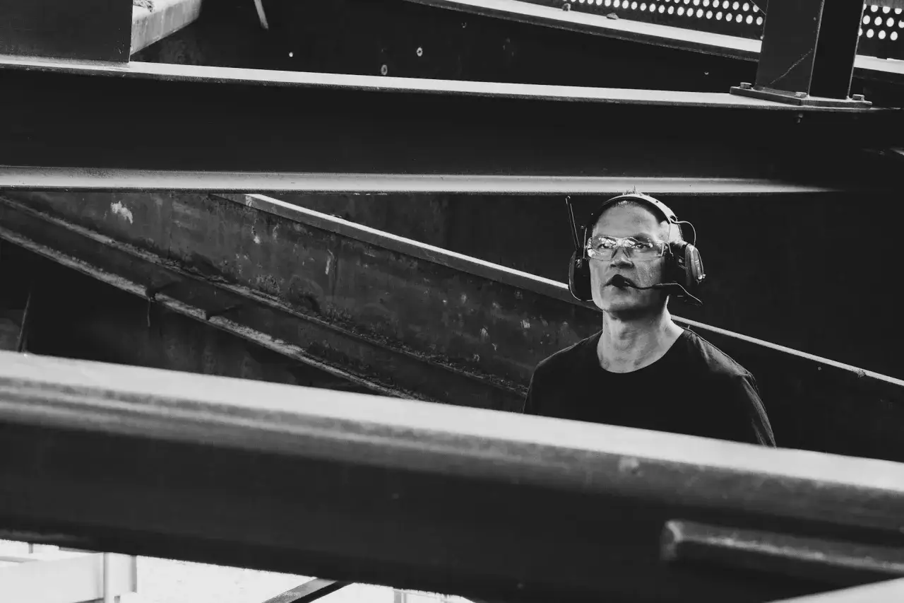 Dlaczego okulary ochronne korekcyjne stają się standardem w nowoczesnym BHP?