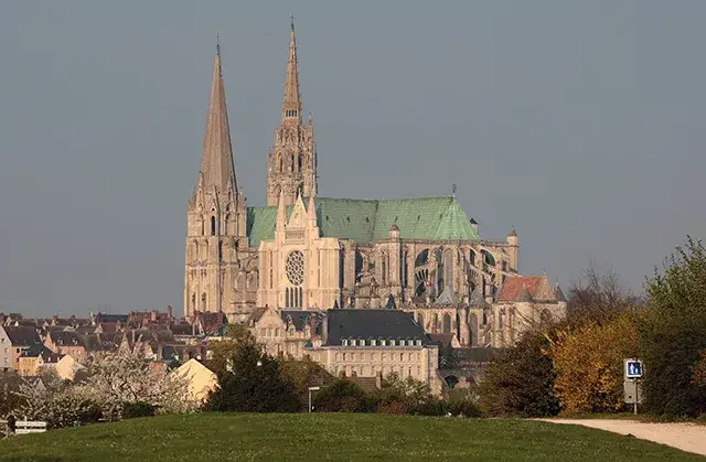 Dlaczego średniowiecze nazywane jest czasem katedr? Odkryj tajemnice