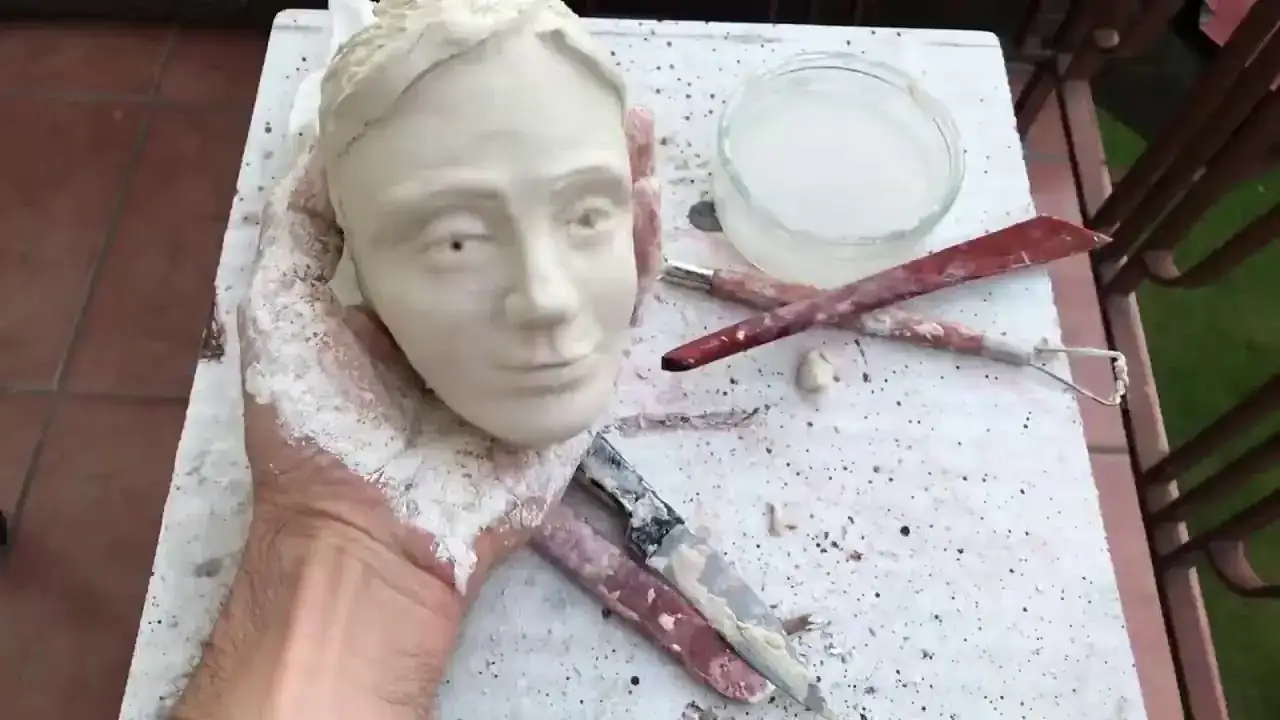 Rzeźba z gliny krok po kroku – proste techniki dla początkujących