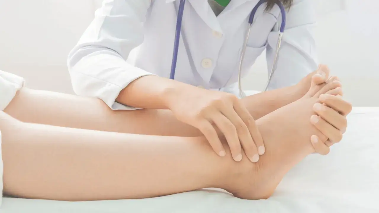 Opuchnięte i zaczerwienione palce u nóg: przyczyny, objawy, leczenie