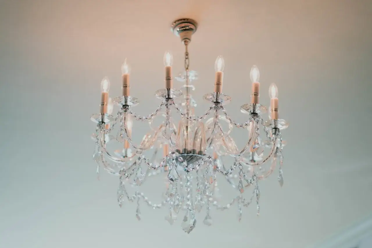 Ile naprawdę kosztuje montaż żyrandola? Sprawdź, na co zwrócić uwagę