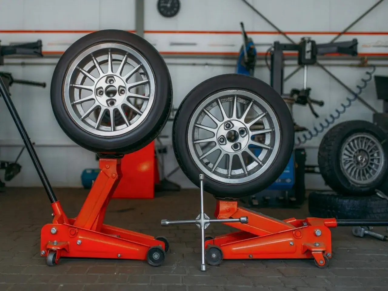 Szumią opony? Oto co zrobić, aby zlikwidować hałas opon