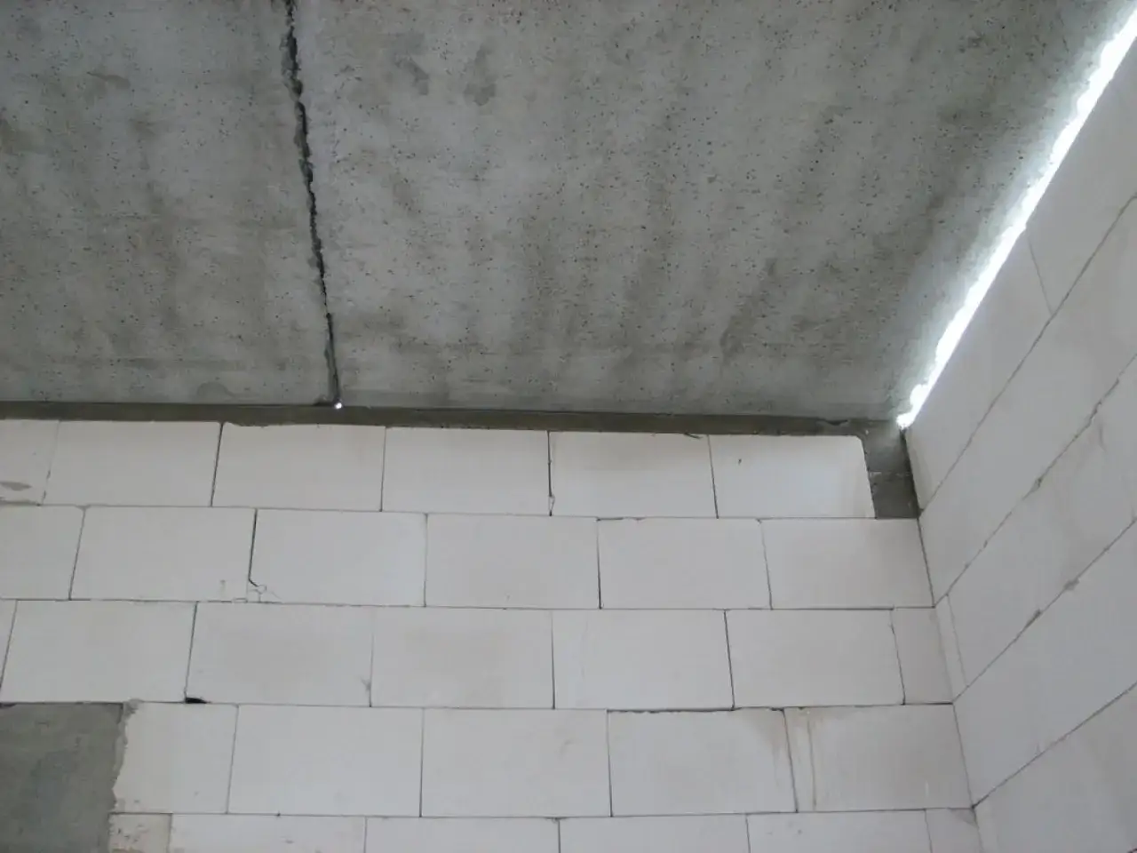 Ile schnie strop po zalaniu? Poznaj kluczowe czynniki i czas schnięcia