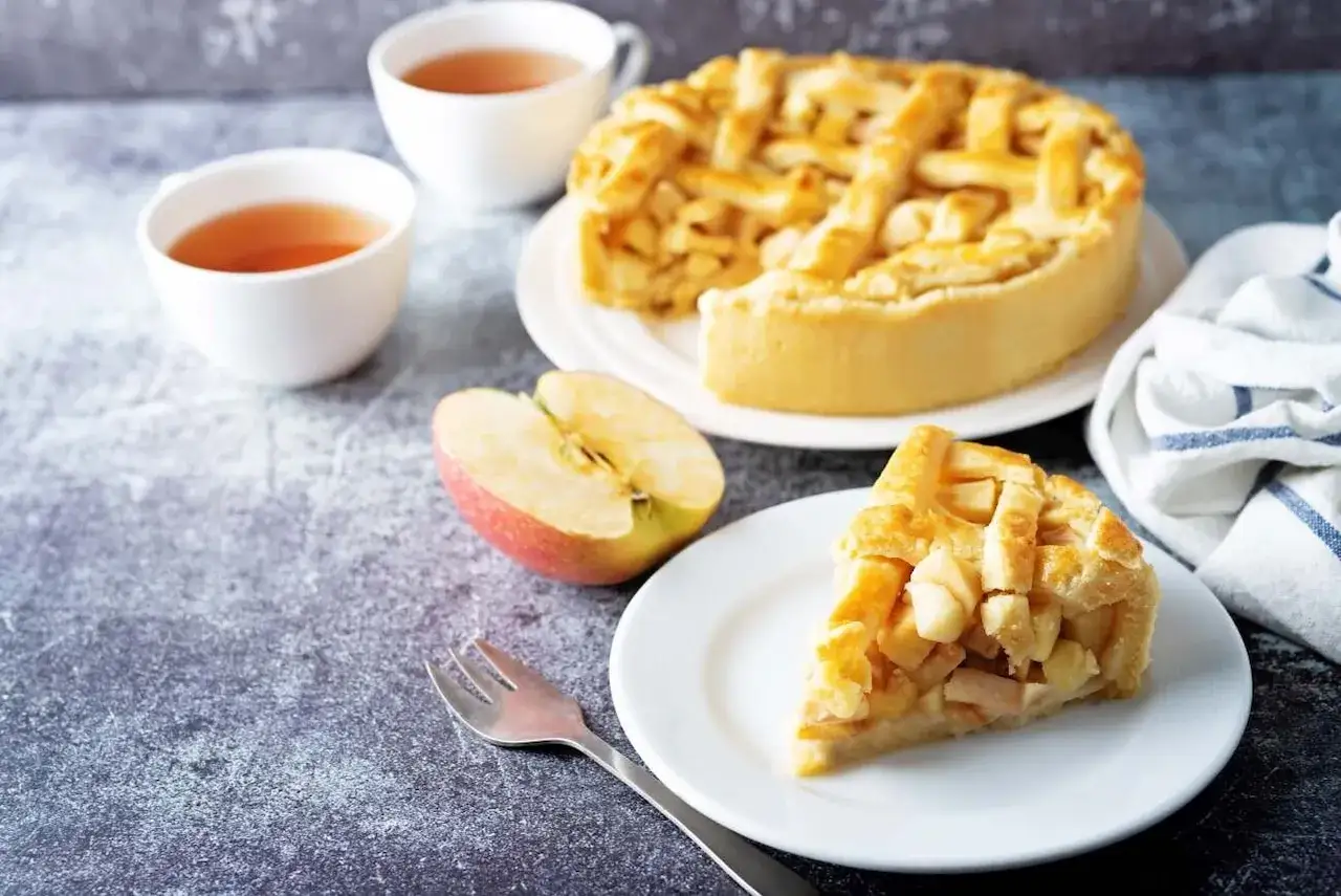 Jak zrobić ciasto kruche na szarlotkę, by uniknąć zakalca?