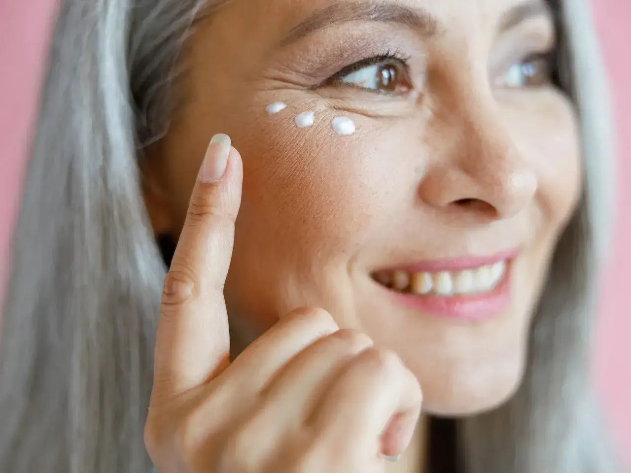 Najlepszy korektor pod oczy po 50, który ukryje cienie i zmarszczki