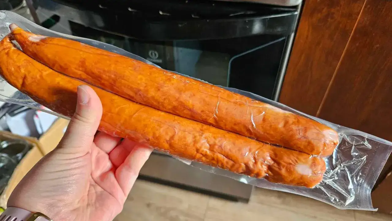 Ile piec surową kiełbasę w piekarniku, aby była idealnie soczysta?