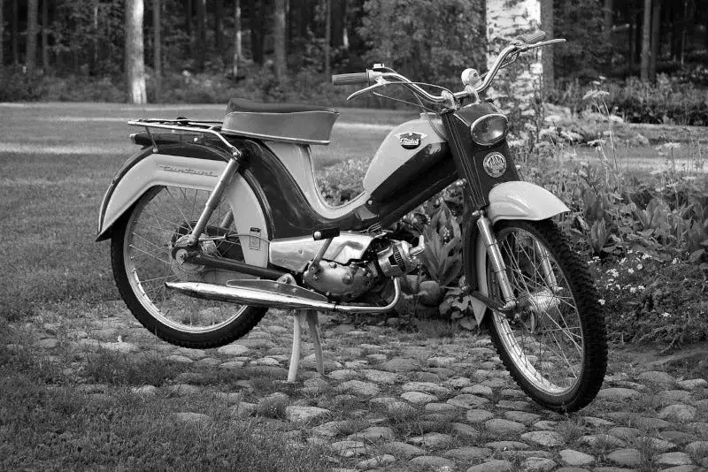 Jak wygląda motorower? Poznaj jego cechy i różnice z innymi pojazdami