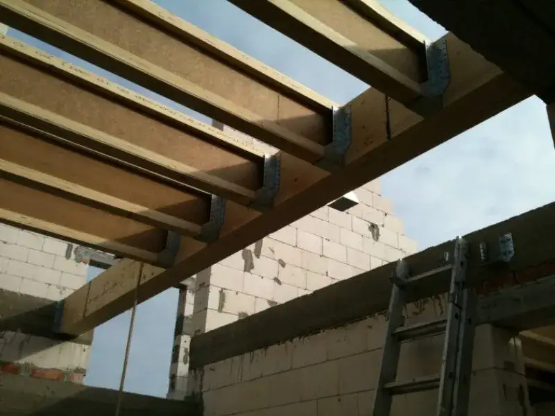 Jakie belki na strop drewniany 5m zapewnią solidność i bezpieczeństwo?