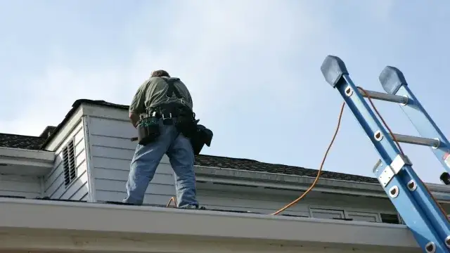 Jak wejść na dach z dachówki bezpiecznie i unikać niebezpieczeństw