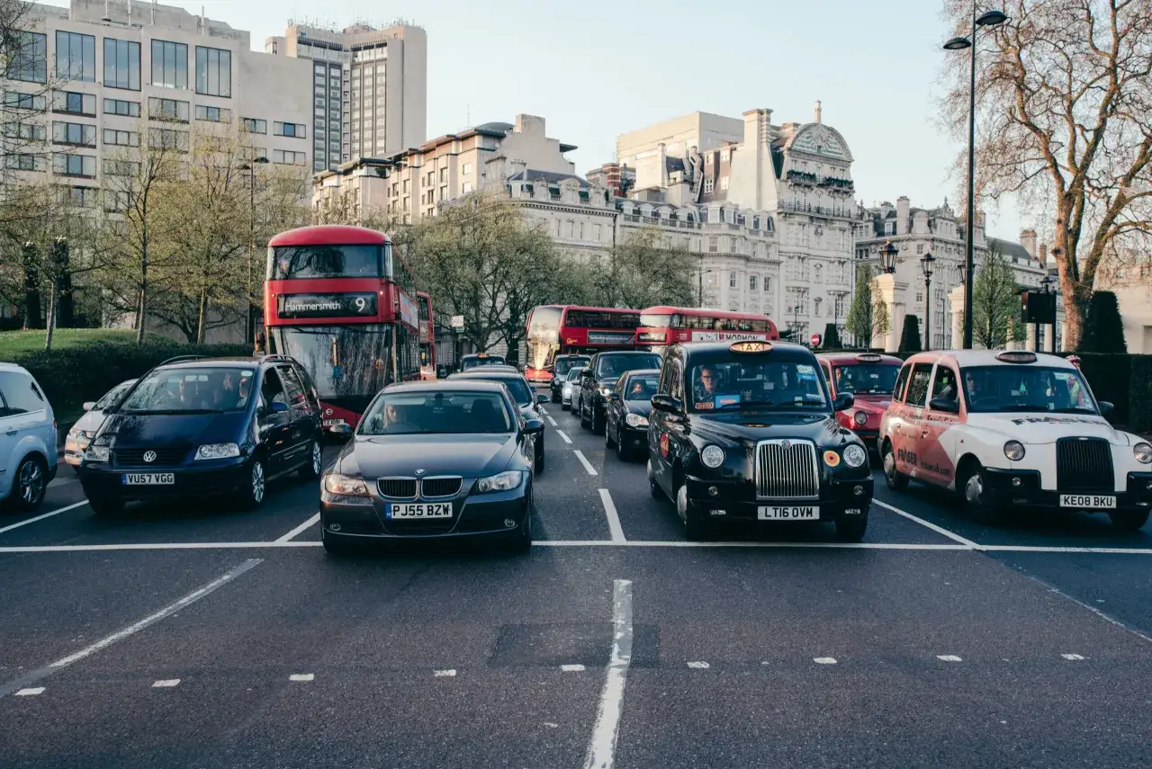 Ruch lewostronny: w jakich krajach obowiązuje i co musisz wiedzieć