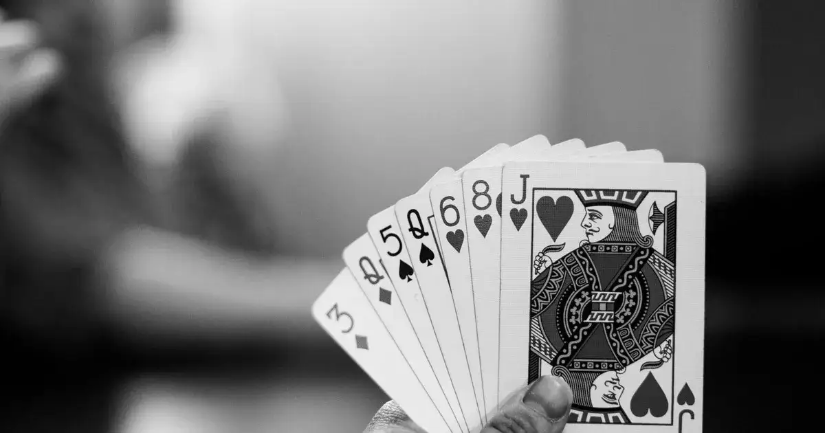 Jakie są gry w karty? Odkryj najlepsze opcje dla każdego wieku
