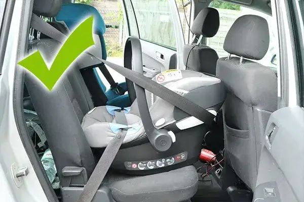 Jak zamontować fotelik samochodowy: bezpieczne instrukcje krok po kroku