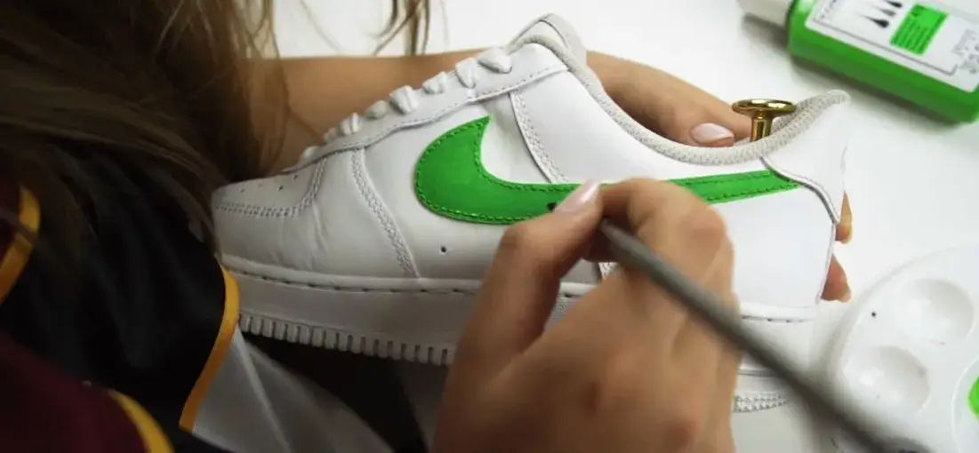 Jaką farbą pomalować buty, aby uzyskać trwały i efektowny wygląd?